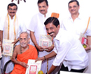 Mangaluru: Swami Vishvesha unveils calendar brought out by Kalkura Pratistan